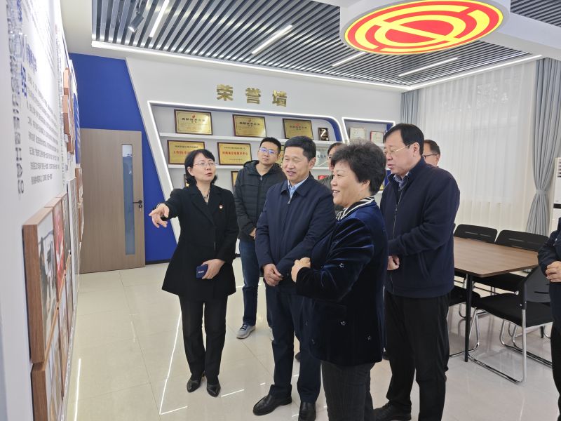 操你妹影院2025年05月09日上午 安阳市人大常委会副主任、市总工会党组书记、主席夏军一行莅临华阳电磁铁参观调研；对公司2023年全国五一劳动奖章获得者汪利娜慰问，并听取劳模工作室相关情况汇报